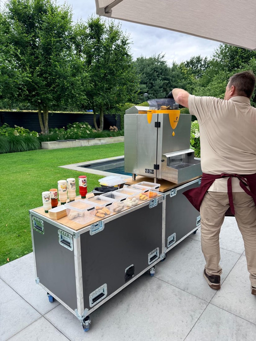 Verse snacks bereiden in de Q-Fry carrouselmachine
